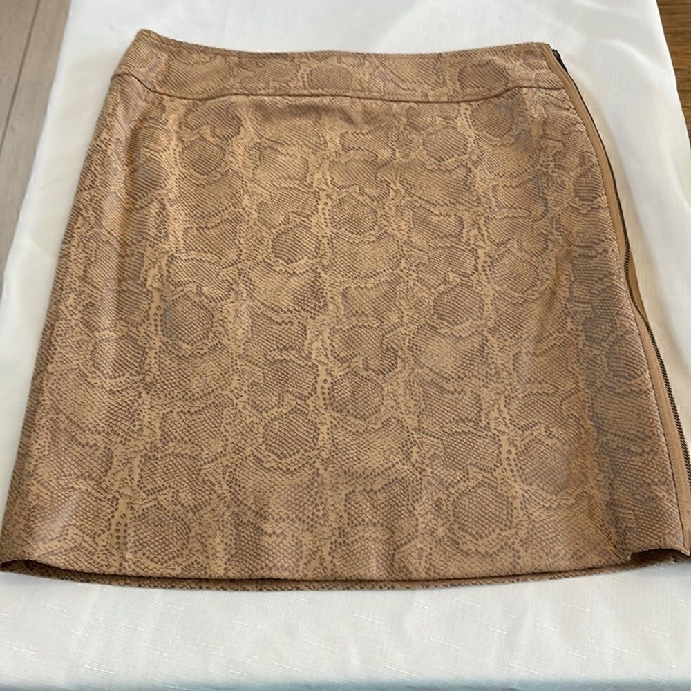 WOMAN BRAND SNAKE PRINT MACHINE WASHABLE MINI SKIRT.  NEW WITH TAGS